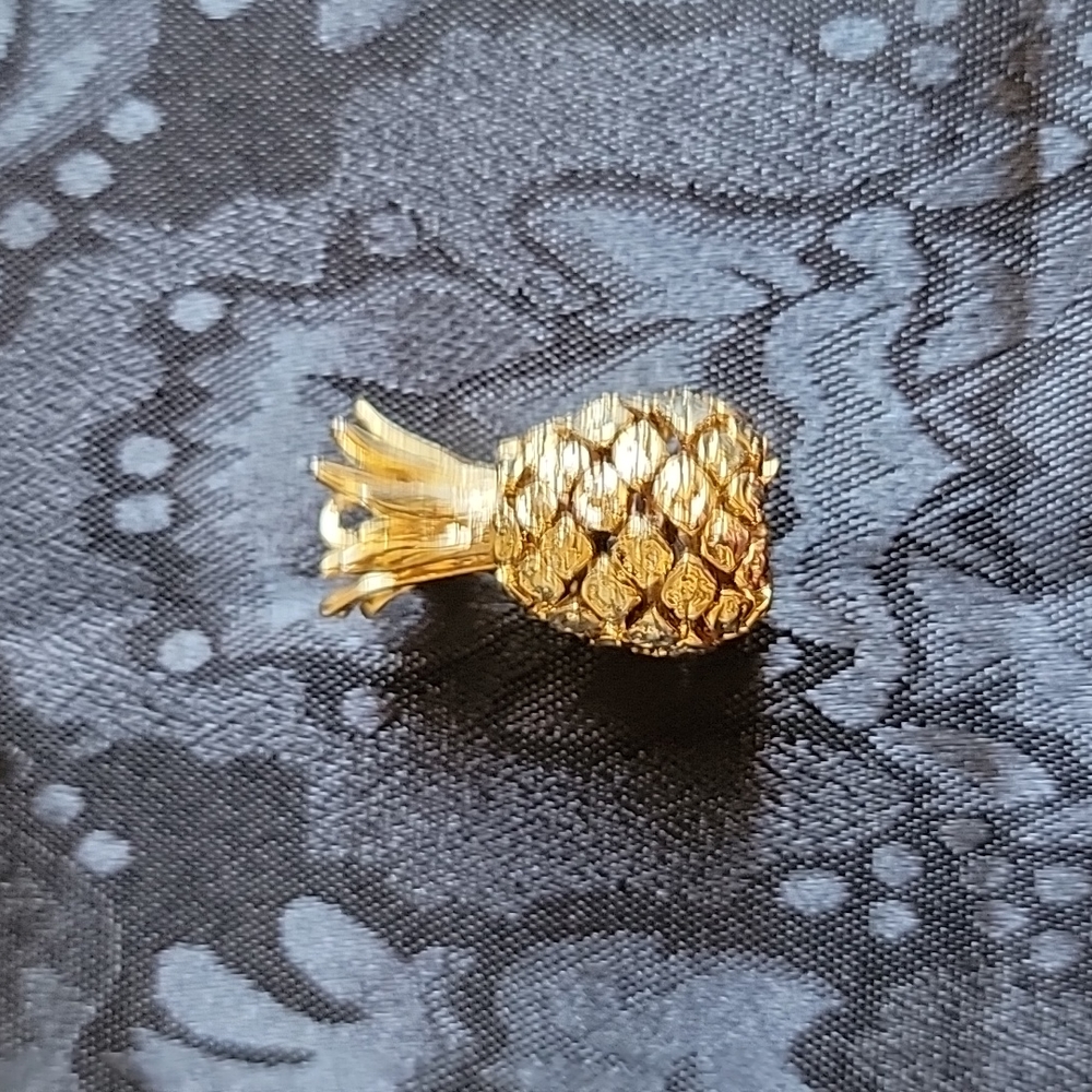 Costume pineapple Pendant. ( Goldtone )